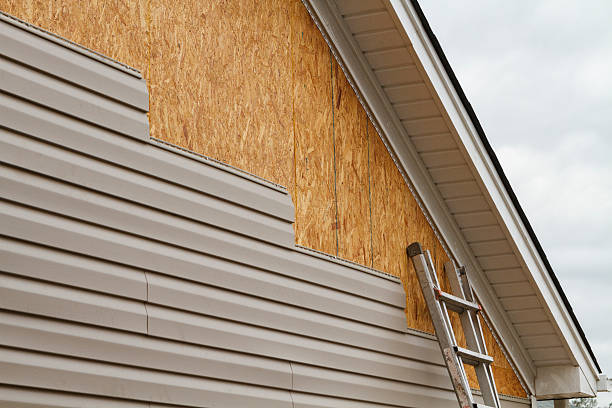 Professional Vinyl Siding technician working in Hunt Valley, MD